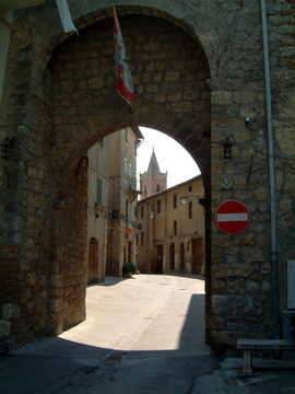 拱進(jìn)Sarteano