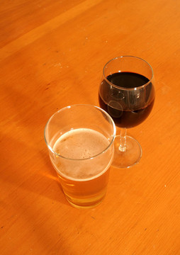 啤酒和紅葡萄酒