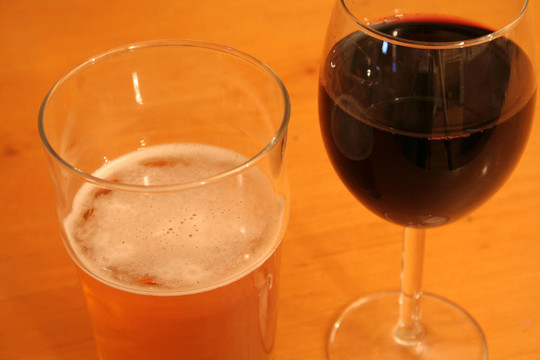 啤酒和紅葡萄酒