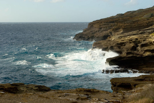 海泉噴口附近的巖石海岸；