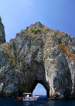 船進(jìn)巖隧道