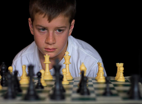 男孩下棋