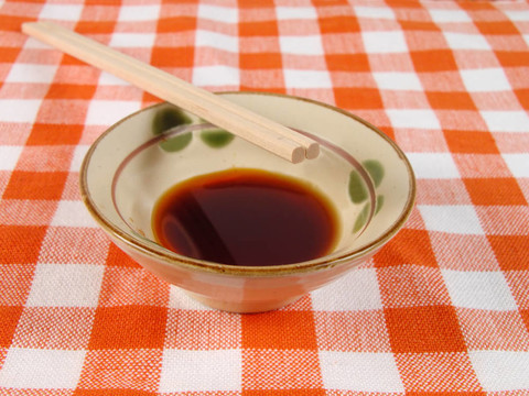 家用桌上的醬油和筷子