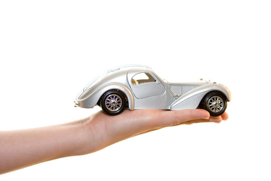 手掌上的汽車玩具
