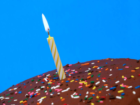 帶蠟燭的巧克力生日蛋糕