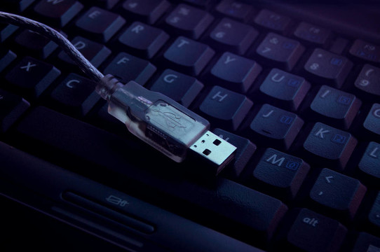 黑色的鍵盤和USB電纜