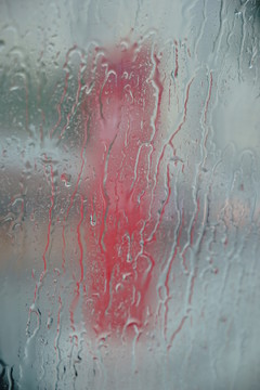 雨中玻璃