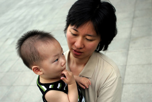 亞洲的母親和她的嬰兒