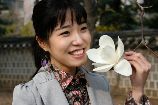 漂亮的韓國女人抱著春天的花