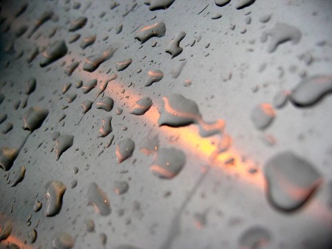 在金屬上雨點