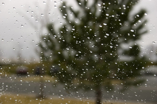 擋風(fēng)玻璃上的雨滴