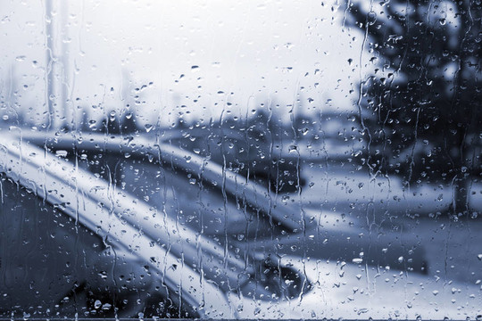 擋風(fēng)玻璃上的雨滴