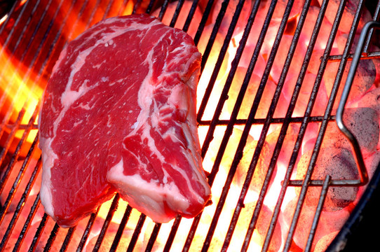 烤肉架上的牛排