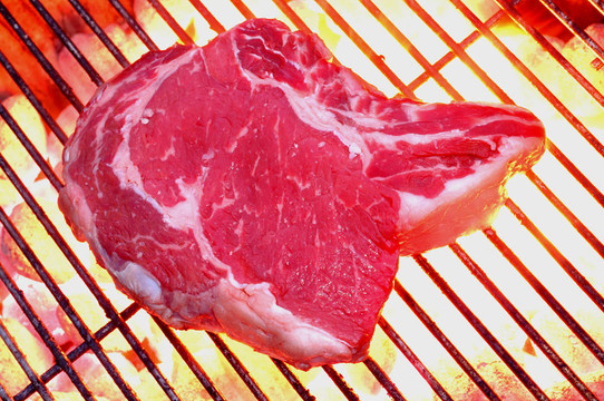 烤肉架上的牛排