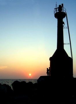 信號(hào)塔和海洋日落