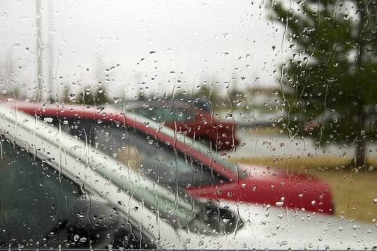 擋風(fēng)玻璃上的雨滴