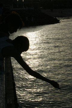 男孩釣魚橋