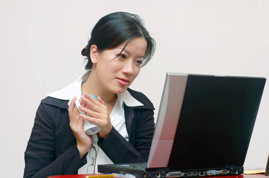 女員工
