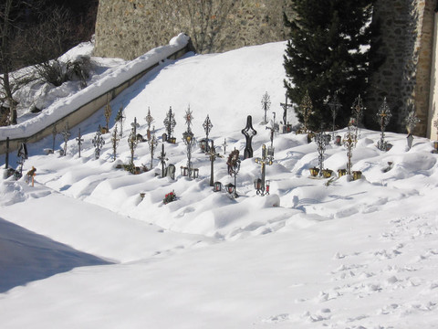 雪中的墓地1