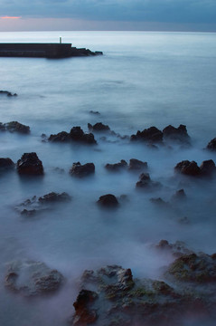 海浪和巖石