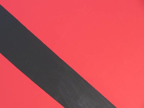 紅色的墻；Black Diag