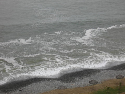 沉悶的海灘上的一天