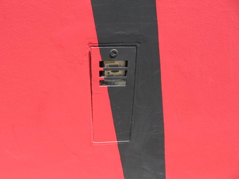 紅色的墻；Black Diag