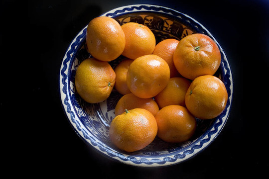 藍(lán)碗里的橙子
