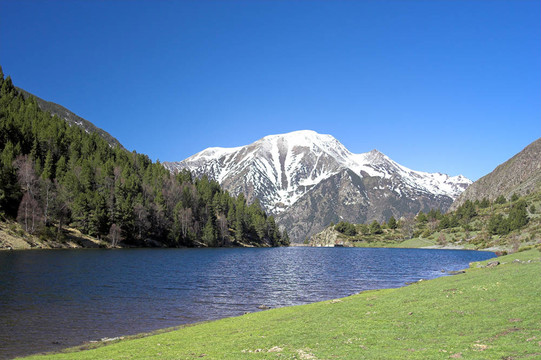 山上的湖