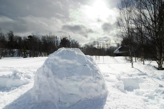 雪塊砌成的圓頂小屋