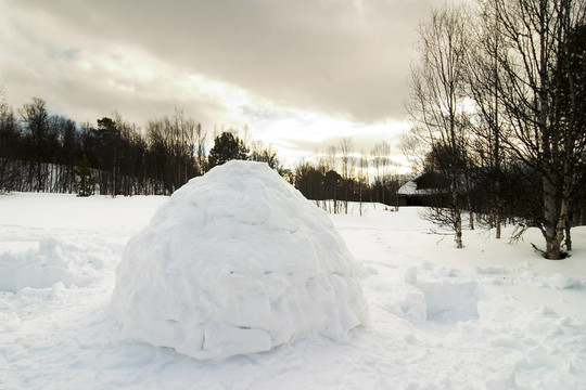 雪塊砌成的圓頂小屋