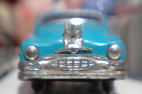 小小的藍(lán)色的車