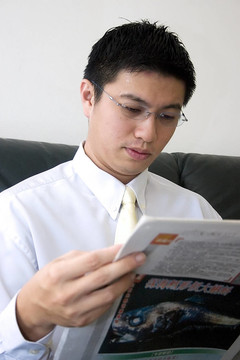 青年亞洲企業(yè)家閱讀報(bào)紙