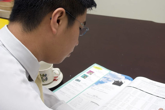 青年亞洲企業(yè)家閱讀雜志