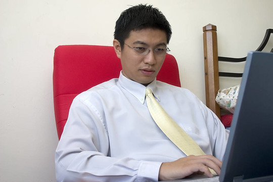 亞洲青年企業(yè)家用電腦工作