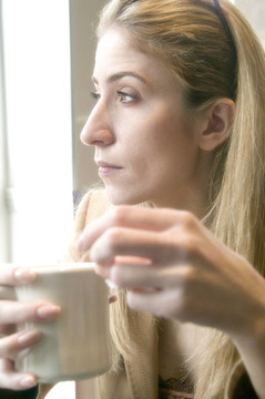 金發(fā)女人喝茶