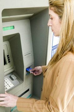 女子利用ATM