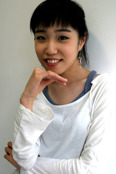 時(shí)髦的年輕女子