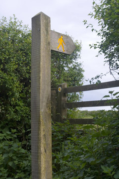 英國行人標(biāo)志；階梯和waymarker。
