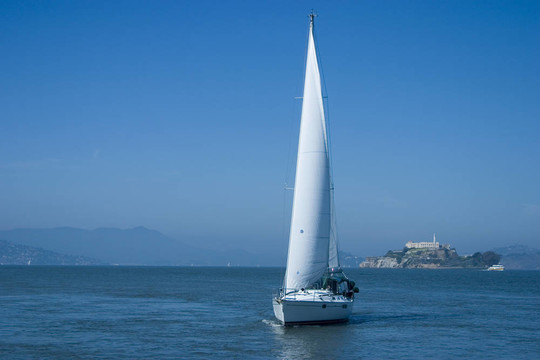 帆船在海灣