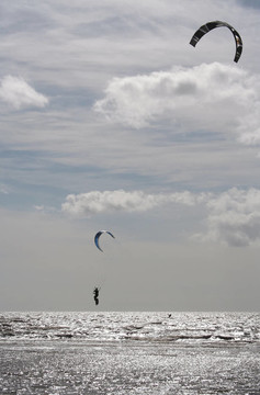 kitesurfer得到大的空氣