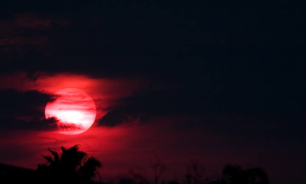 夜晚的紅色太陽