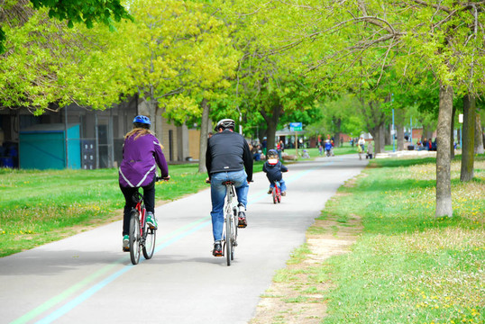 騎自行車在公園