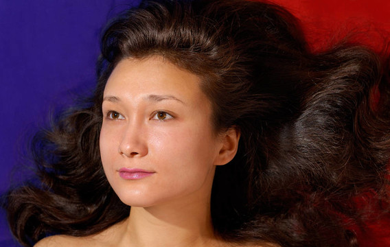 美麗的女孩臉上彩色的肖像