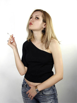 吸煙的女孩