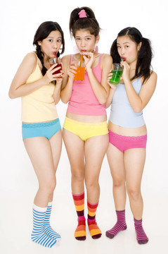 女孩喝酒