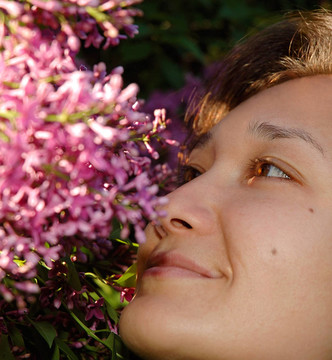 快樂的女孩聞里亞亞克花