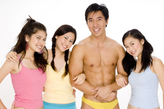 三個(gè)女孩和一個(gè)男人
