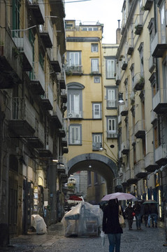 雨下的Naples Spaccanapoli街