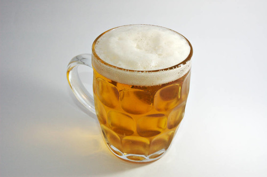 白色啤酒杯
